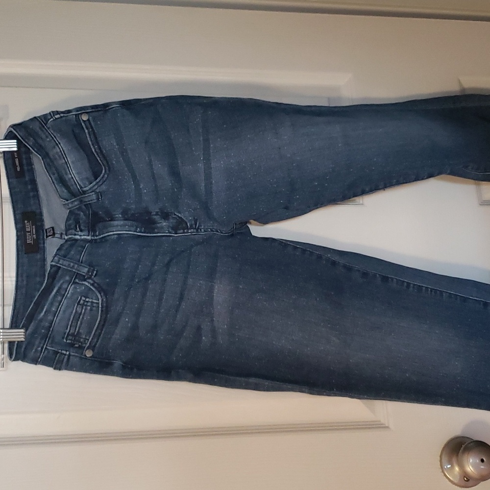 Jeans Size 7/28 Judy blue speckled in EUC boot cut.